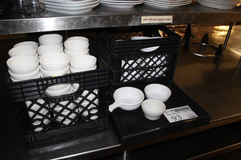 lot 93 image: Assorted Bowls & Serving Tray