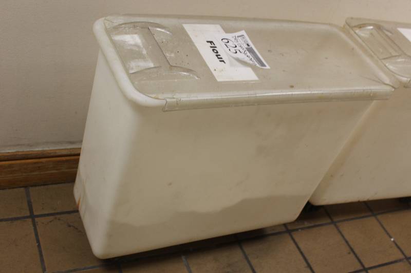 lot 625 image: Large 4-Wheeled Plastic Dry Good Storage Bin w Lid