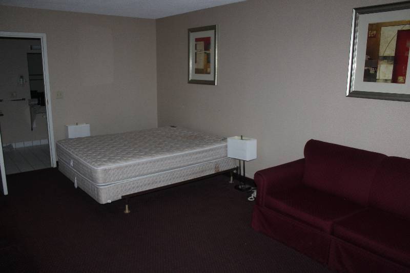 lot 132 image: Contents of Room #132