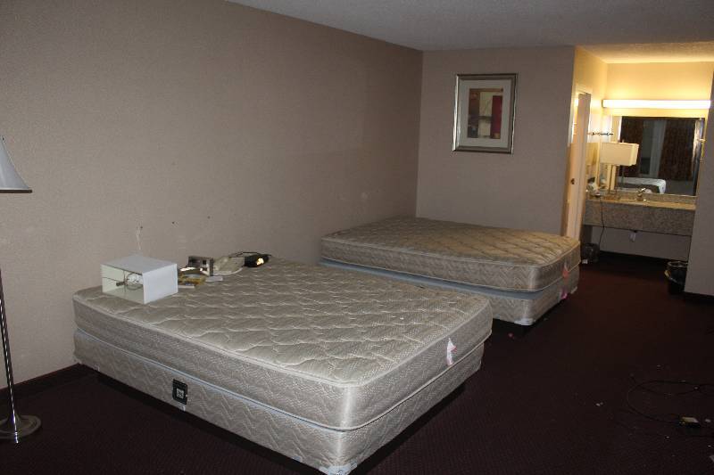 lot 142 image: Contents of Room #142