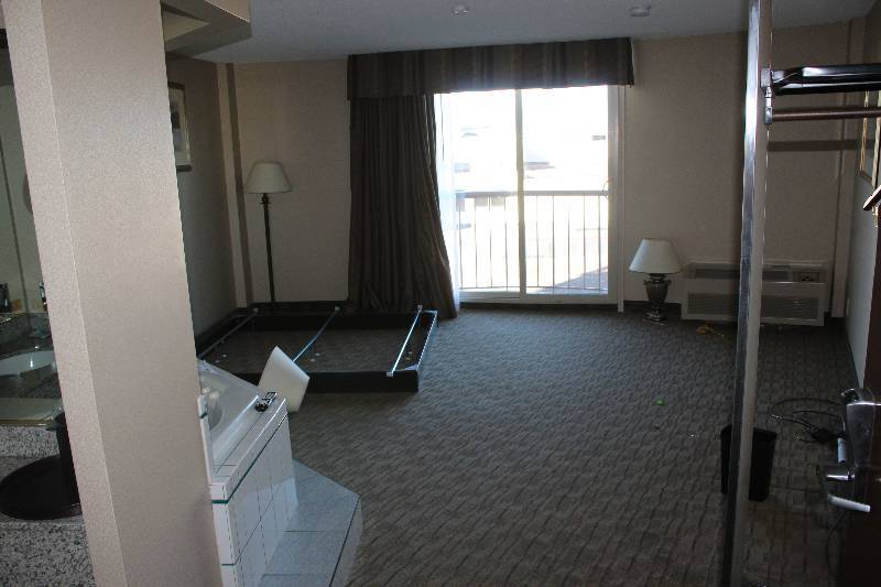 lot 402 image: Contents of Room #402