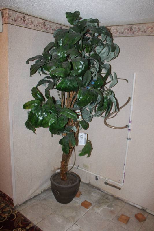 lot 320 image: Decorative Tree