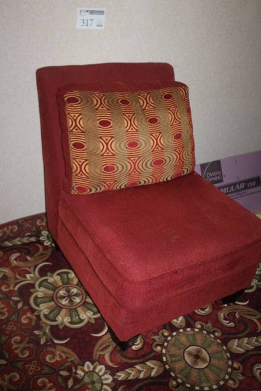 lot 317 image: Living Room Chair