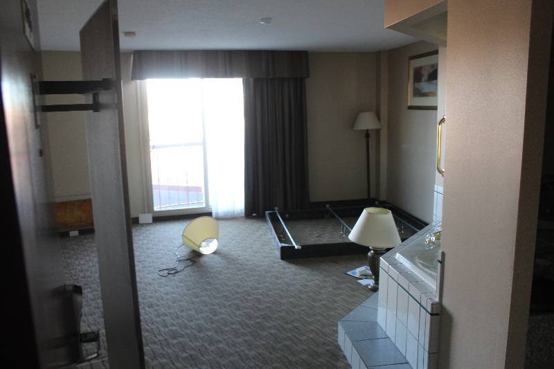 lot 305 image: Contents of Room #305