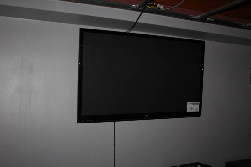 lot 649 image: LG 50in. Wall Mount Flat Screen TV