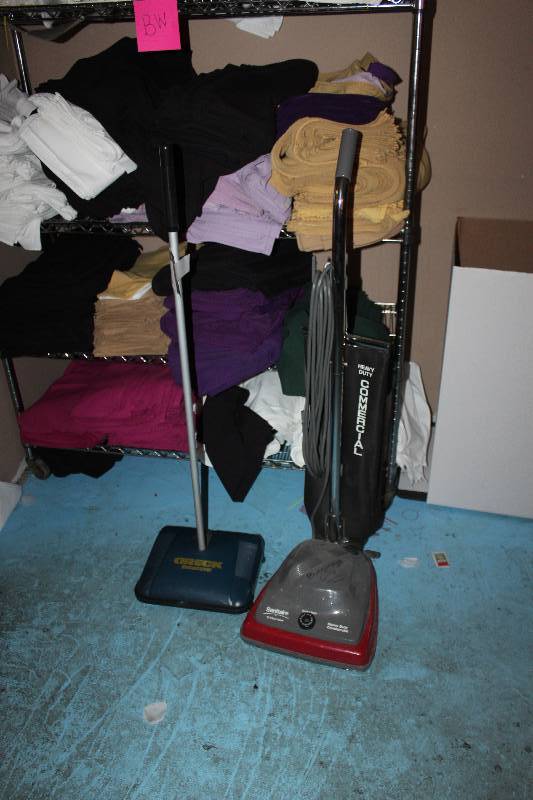 lot 41 image: Lot of (3) Vacuums