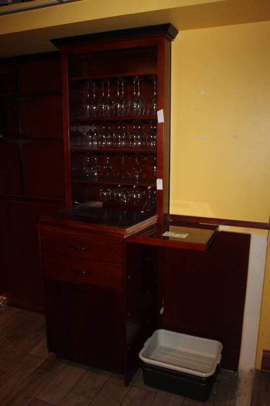 lot 422 image: Bar