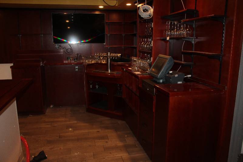 lot 423 image: Bar
