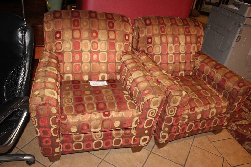lot 890 image: Lot of (2) Living Room Chairs