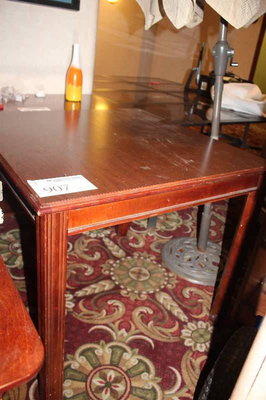 lot 907 image: End Table