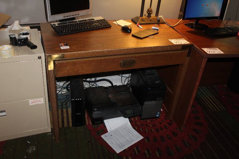 lot 923 image: 1-Drawer Desk