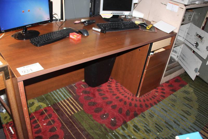 lot 924 image: 3-Drawer Desk