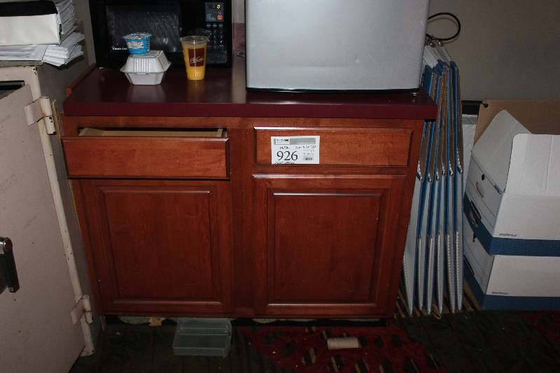 lot 926 image: 2-Door 2-Drawer Dresser