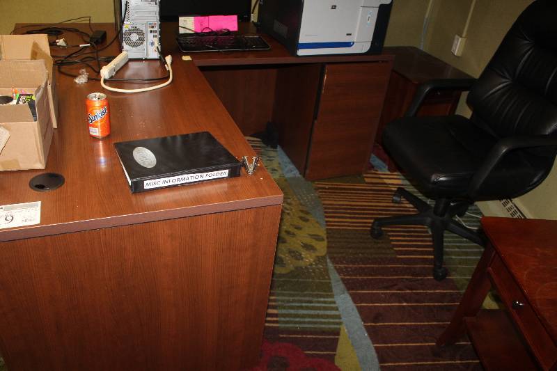 lot 919 image: 3-Drawer Desk & Chair