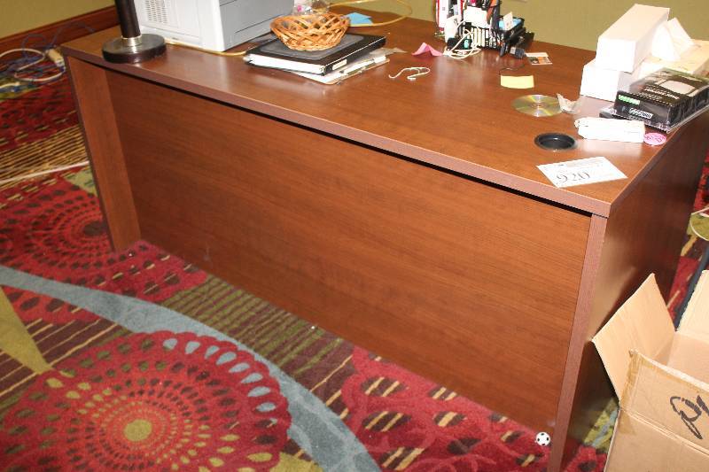 lot 920 image: 3-Drawer Desk