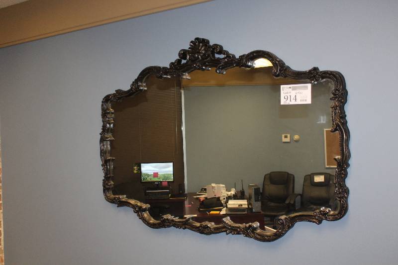 lot 914 image: Decorative Framed Wall Mirror