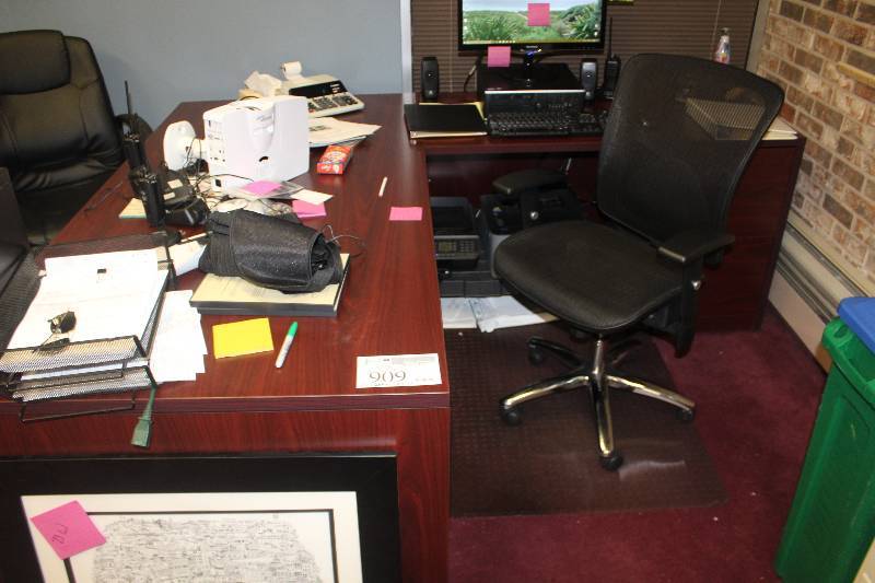 lot 909 image: L-Shaped Desk & Chair