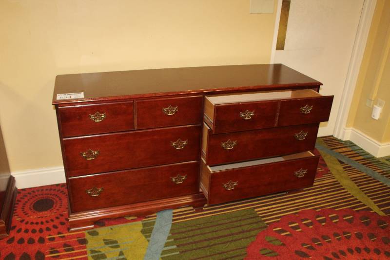 lot 654 image: 6-Drawer Dresser