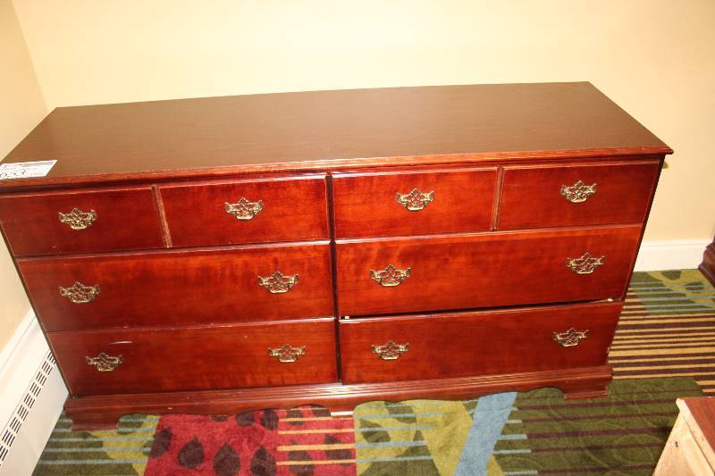 lot 653 image: 6-Drawer Dresser