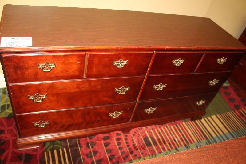 lot 657 image: 6-Drawer Dresser