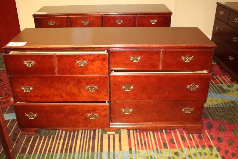 lot 656 image: 6-Drawer Dresser