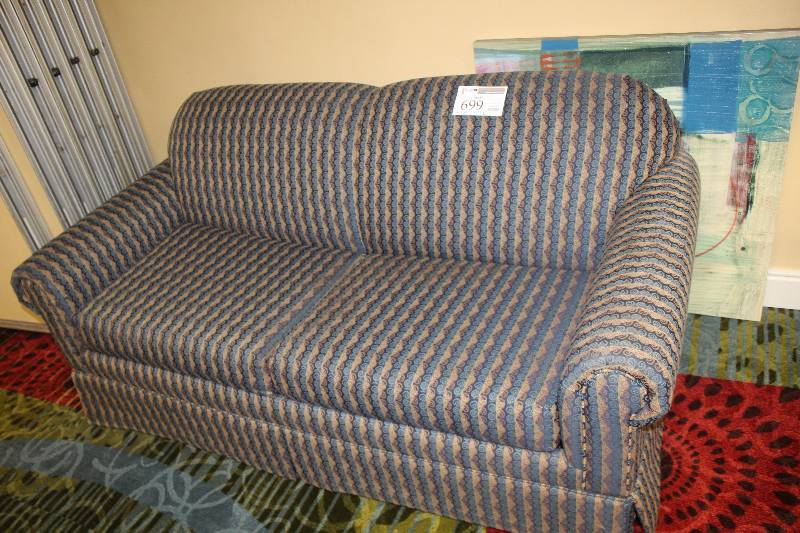 lot 699 image: Couch
