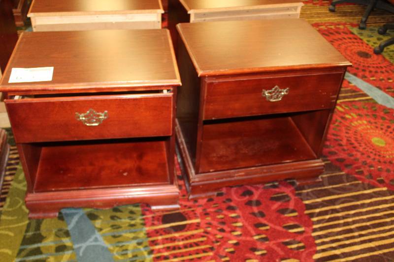 lot 675 image: Lot of (2) Night Stands