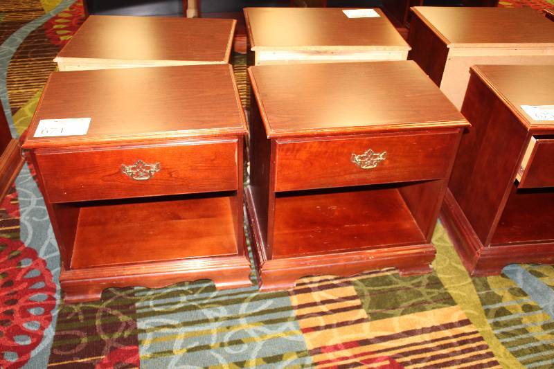lot 674 image: Lot of (2) Night Stands