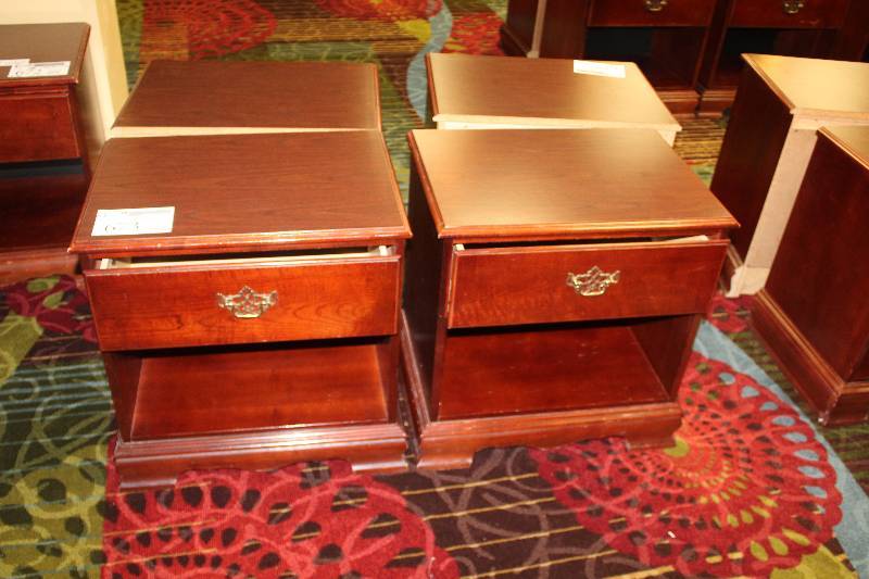 lot 673 image: Lot of (2) Night Stands