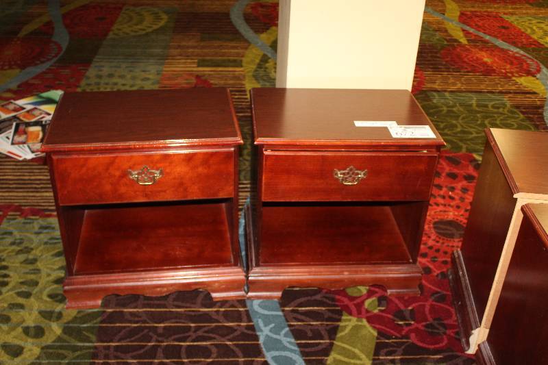 lot 672 image: Lot of (2) Night Stands