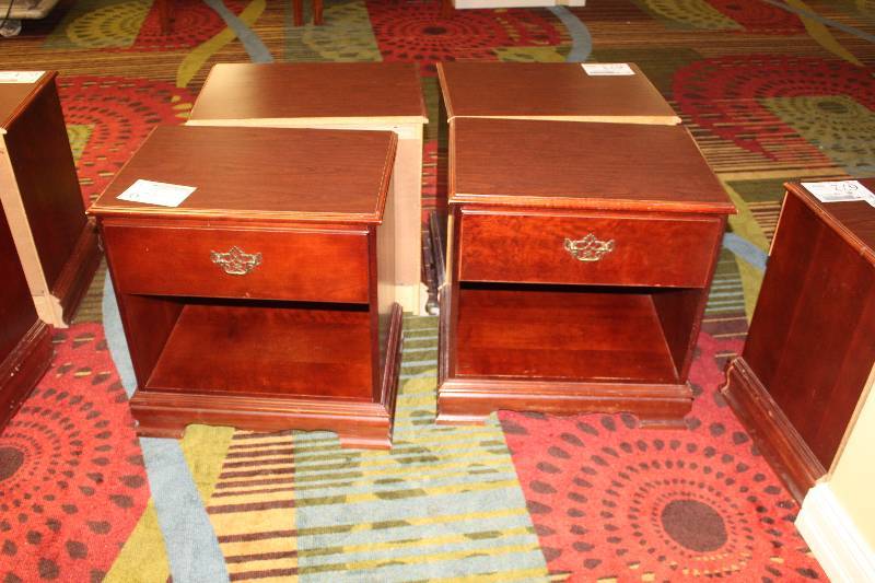 lot 677 image: Lot of (2) Night Stands