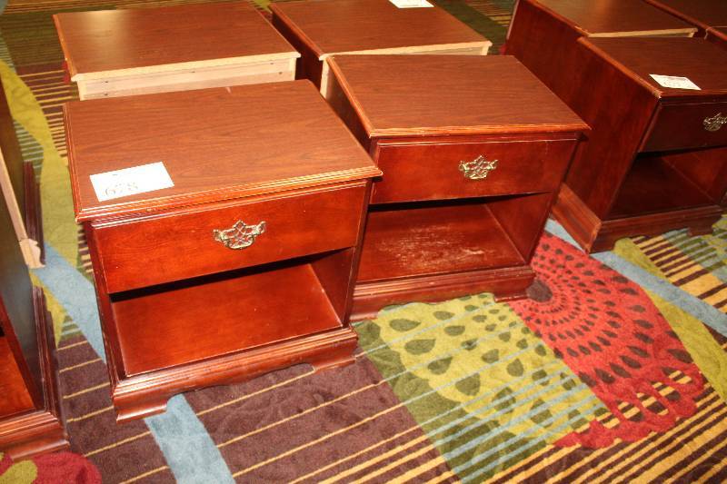 lot 678 image: Lot of (2) Night Stands