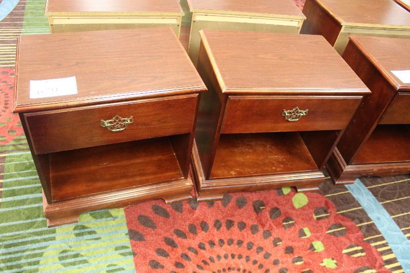 lot 679 image: Lot of (2) Night Stands