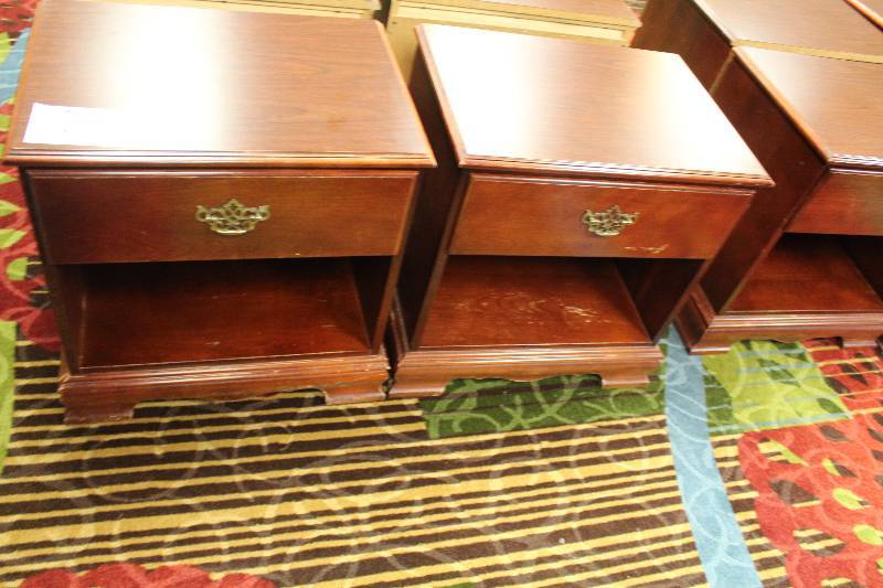 lot 680 image: Lot of (2) Night Stands