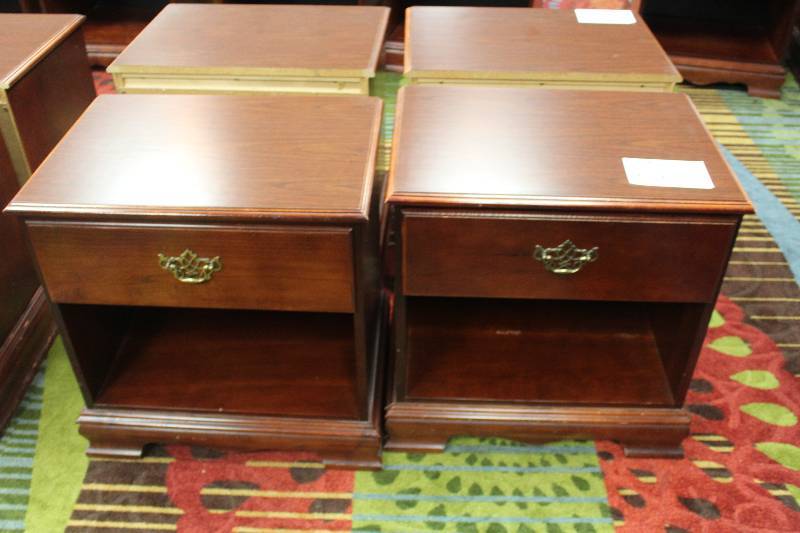 lot 676 image: Lot of (2) Night Stands