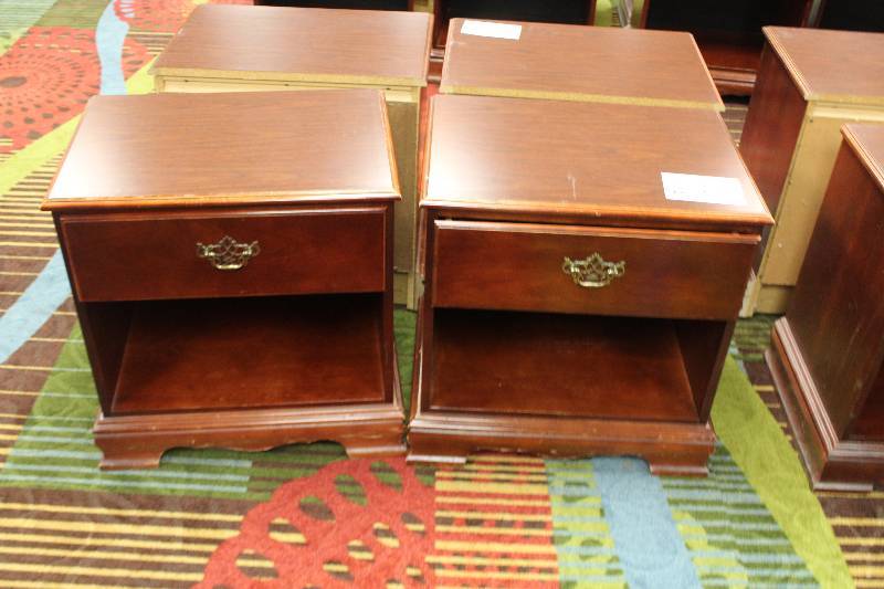 lot 682 image: Lot of (2) Night Stands