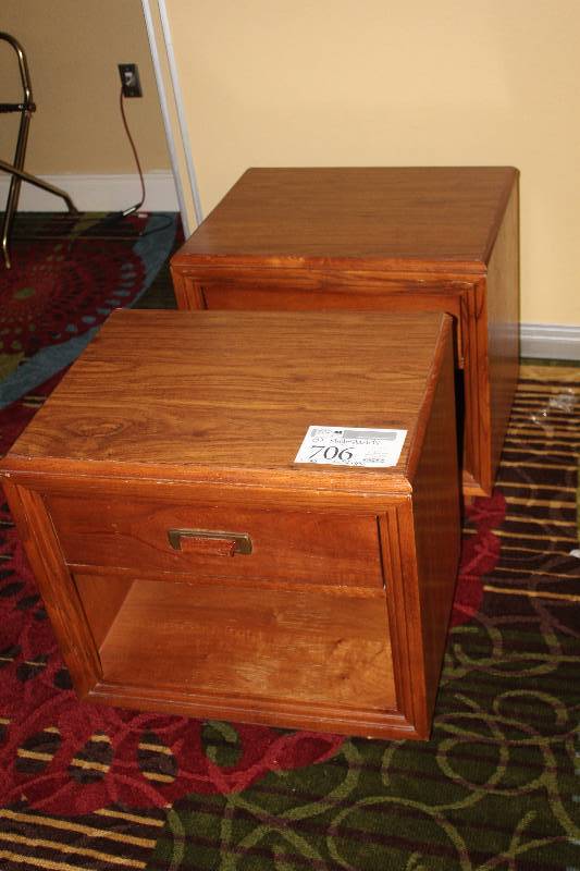 lot 706 image: Lot of (2) Night Stands