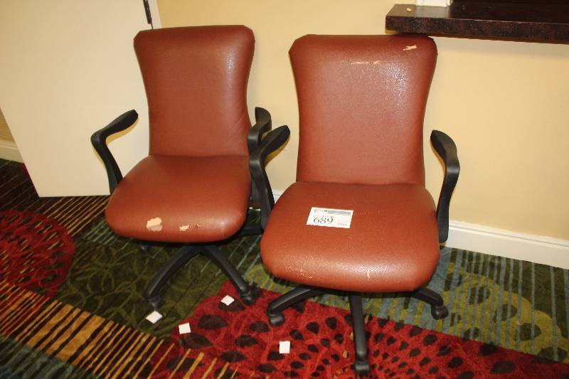 lot 689 image: Lot of (2) Tan Rolling Padded Office Chairs