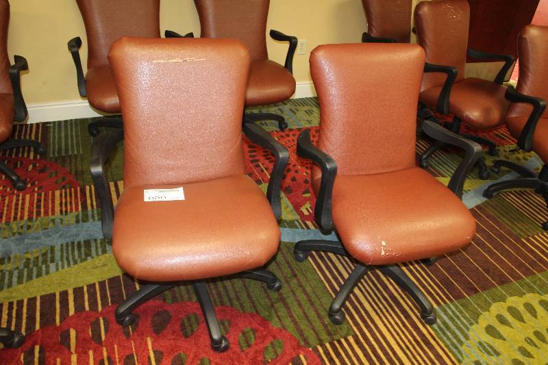 lot 686 image: Lot of (2) Tan Rolling Padded Office Chairs