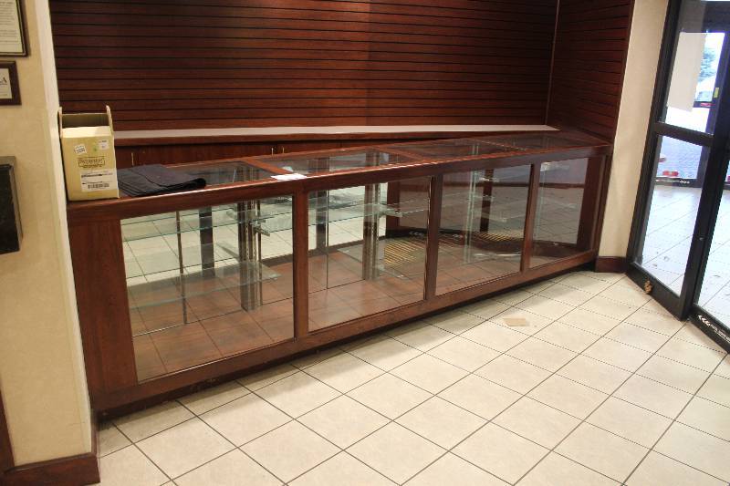 lot 201 image: Commercial Glass Counter Top Display Cabinet w Glass Shelves