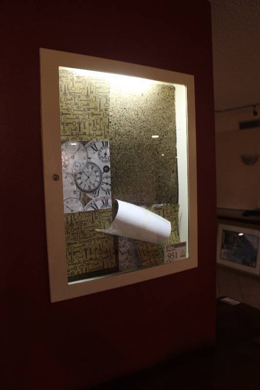 lot 951 image: Lighted Shadow Box