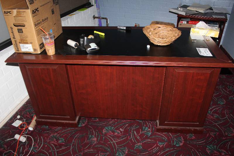 lot 1172 image: Desk