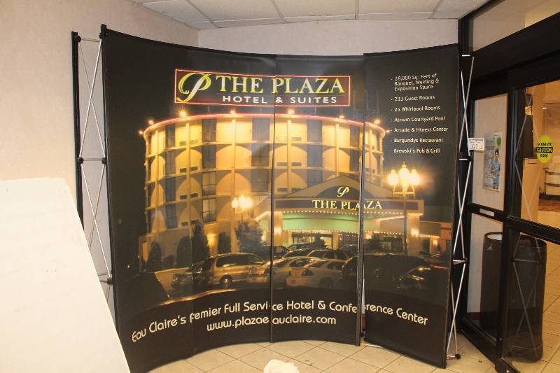 lot 122 image: Plaza Trade Show Display with Carrying Case