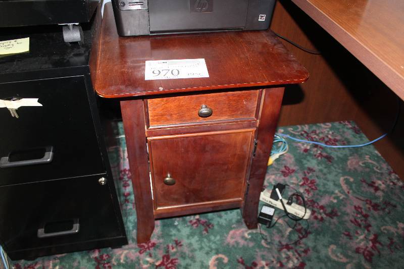 lot 970 image: End Table & Contents