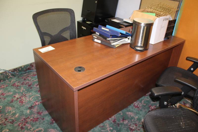 lot 971 image: Office Desk & Office Chair