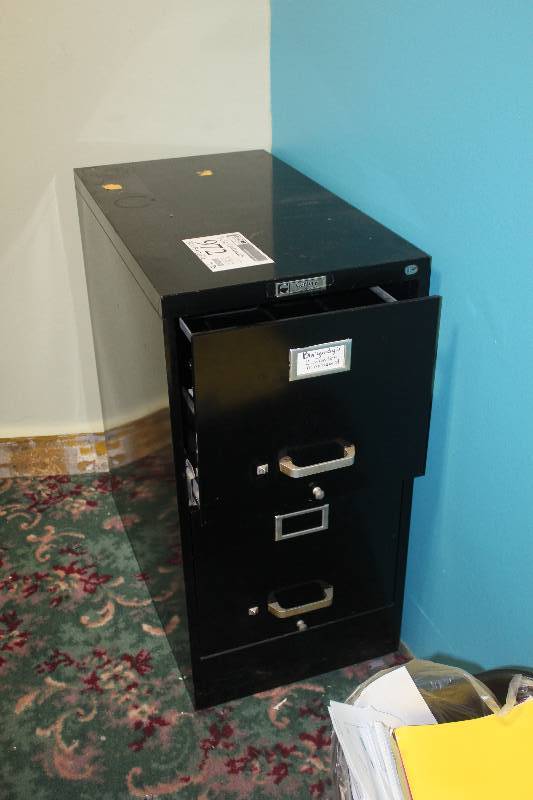 lot 972 image: 2-Drawer Metal File Cabinet