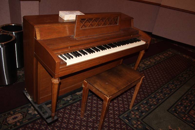 lot 985 image: Cable-Nelson Piano & Bench