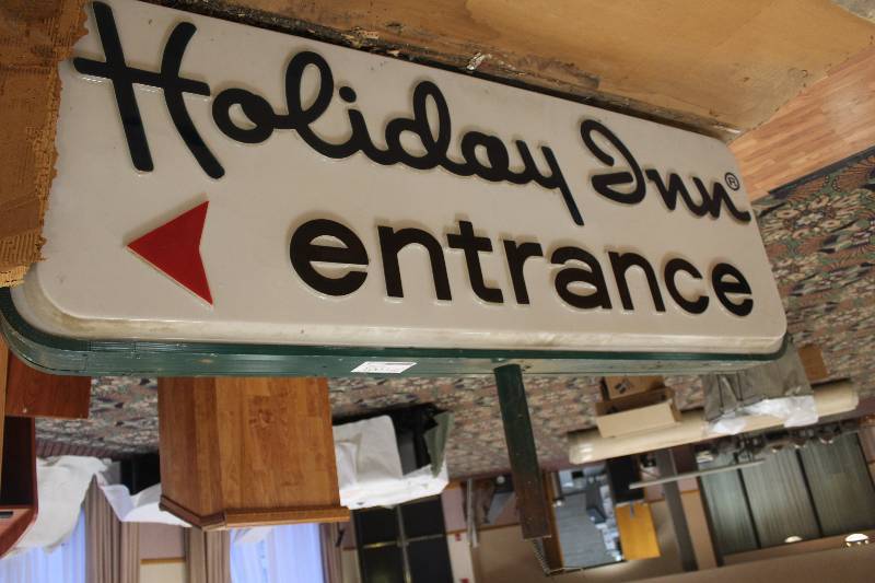 lot 1003 image: Holiday Inn Entrance Lighted Lobby Sign
