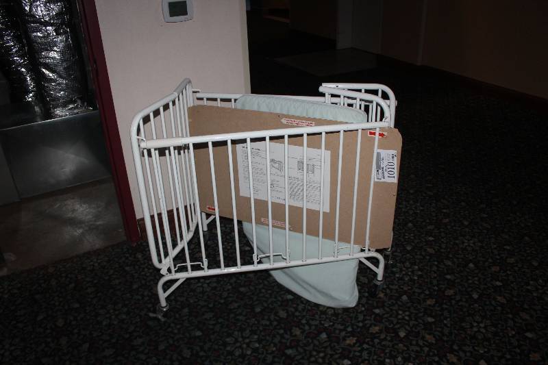 lot 1010 image: Crib