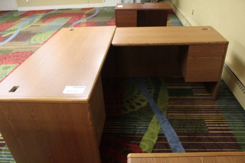 lot 1059 image: 2-Piece Corner L Desk